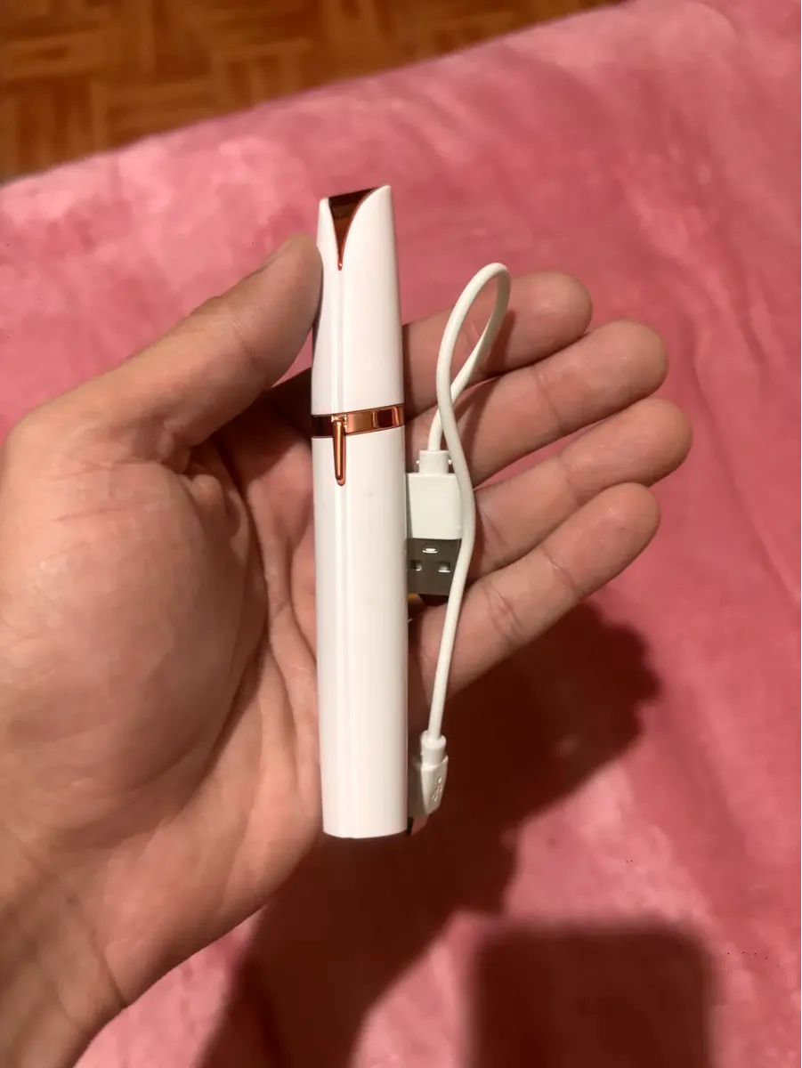 Depiladora de cejas compacta
