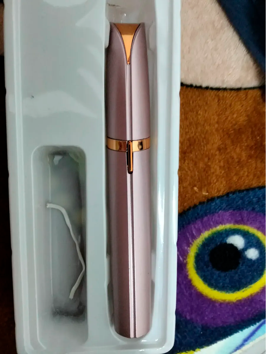 Depiladora de cejas Flawless en uso