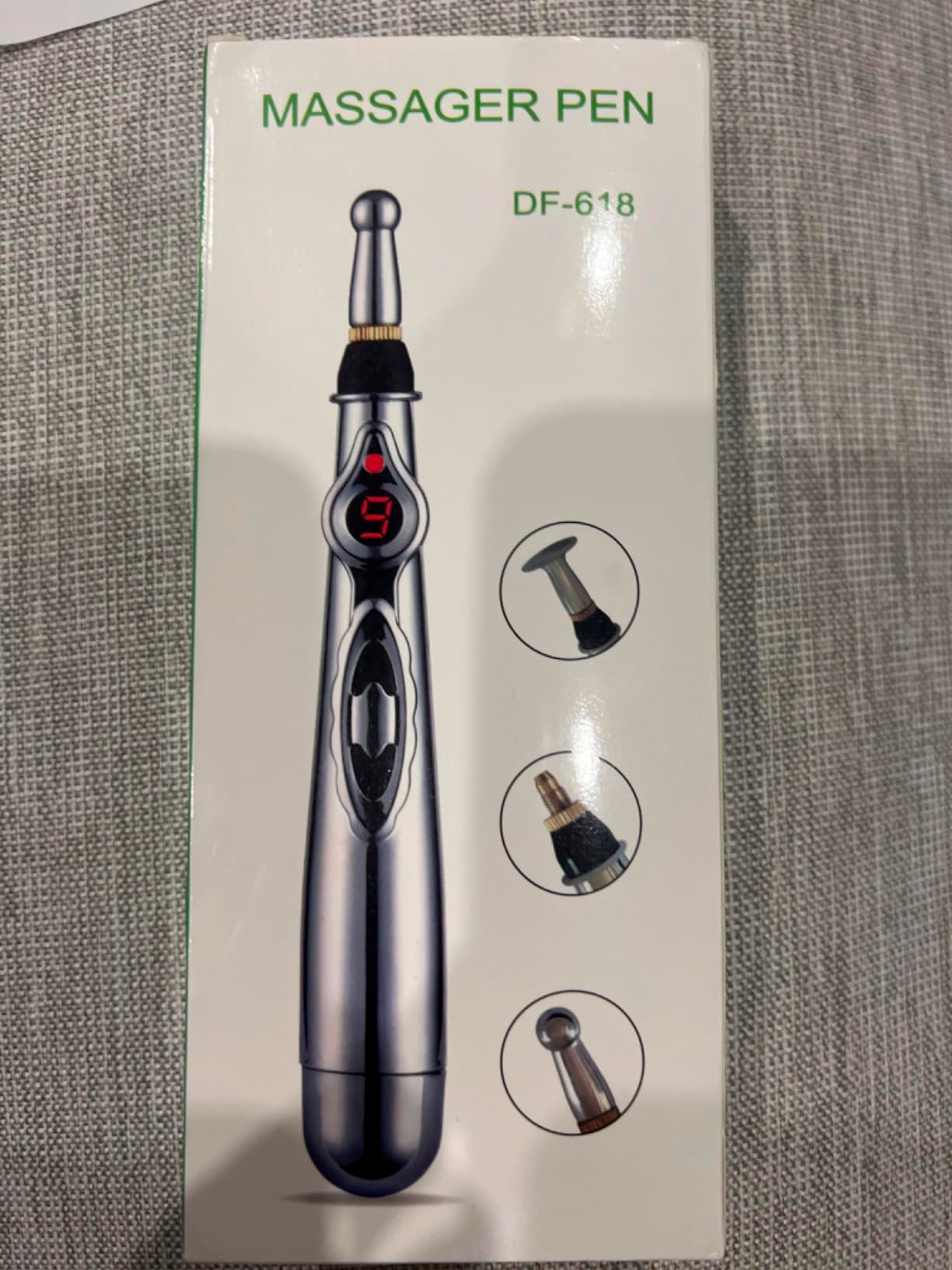 Masajeador de electroacupuntura en mano