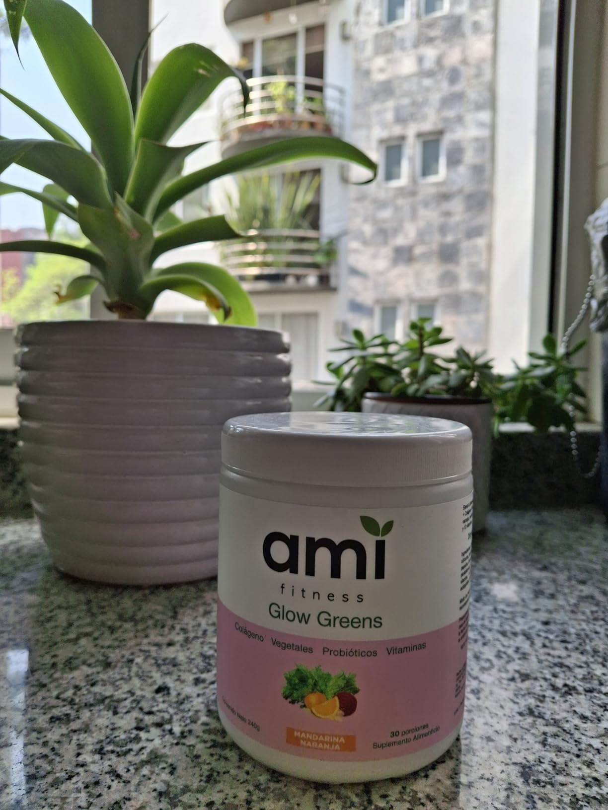 Ami Glow Greens en cocina junto a planta