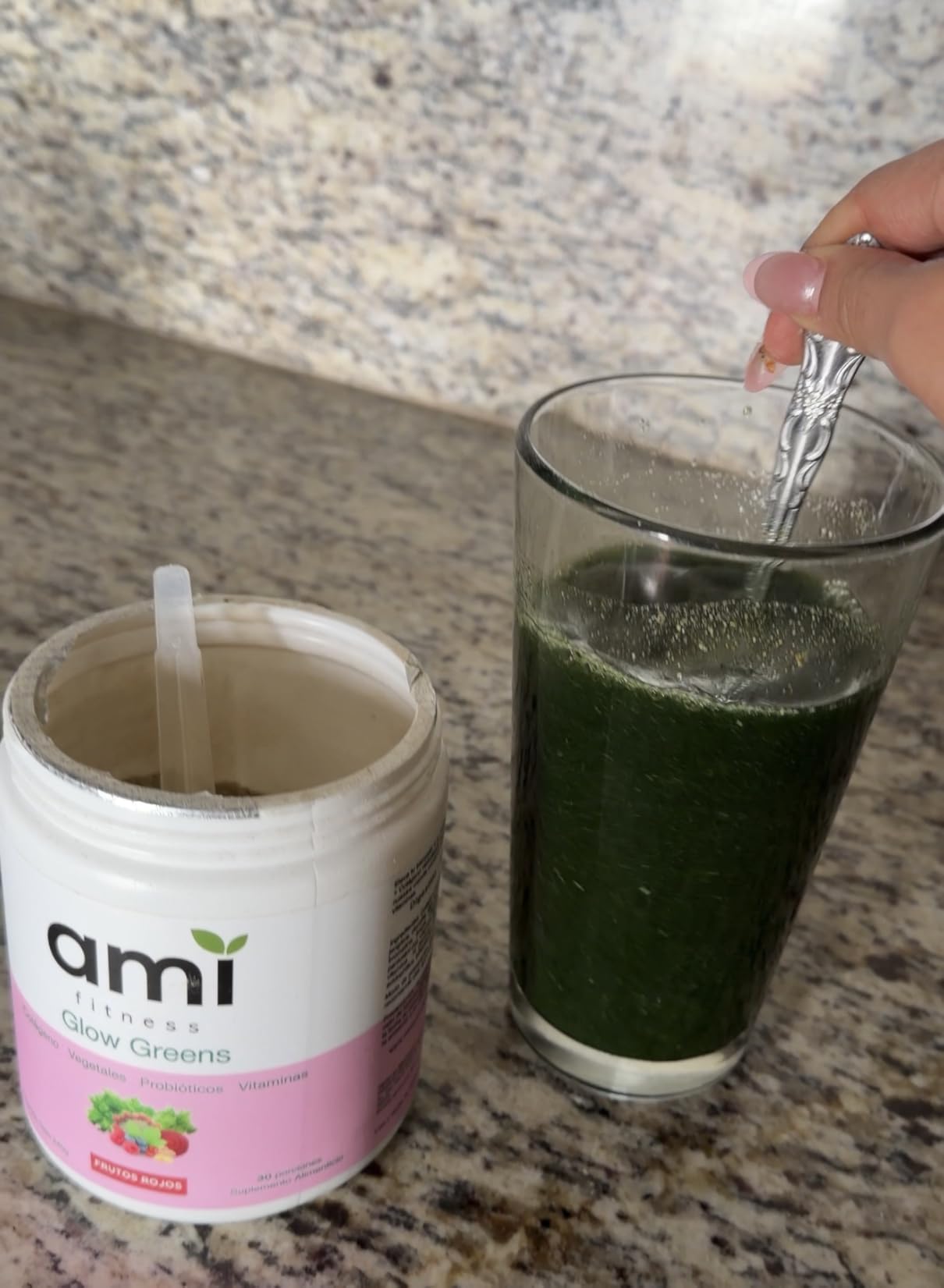 Ami Glow Greens mezclándose en vaso