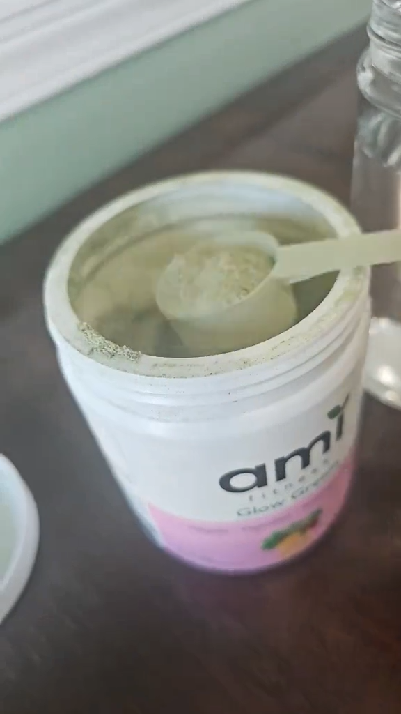 Ami Glow Greens en mano