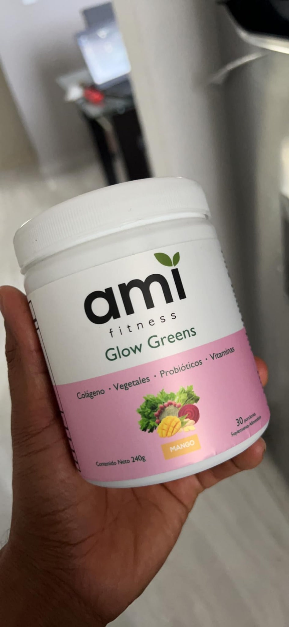 Ami Glow Greens sobre fondo azul