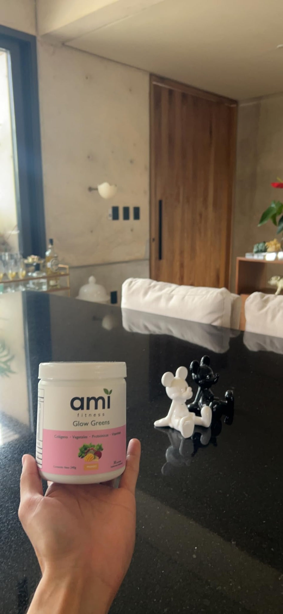 Ami Glow Greens sostenido en mano