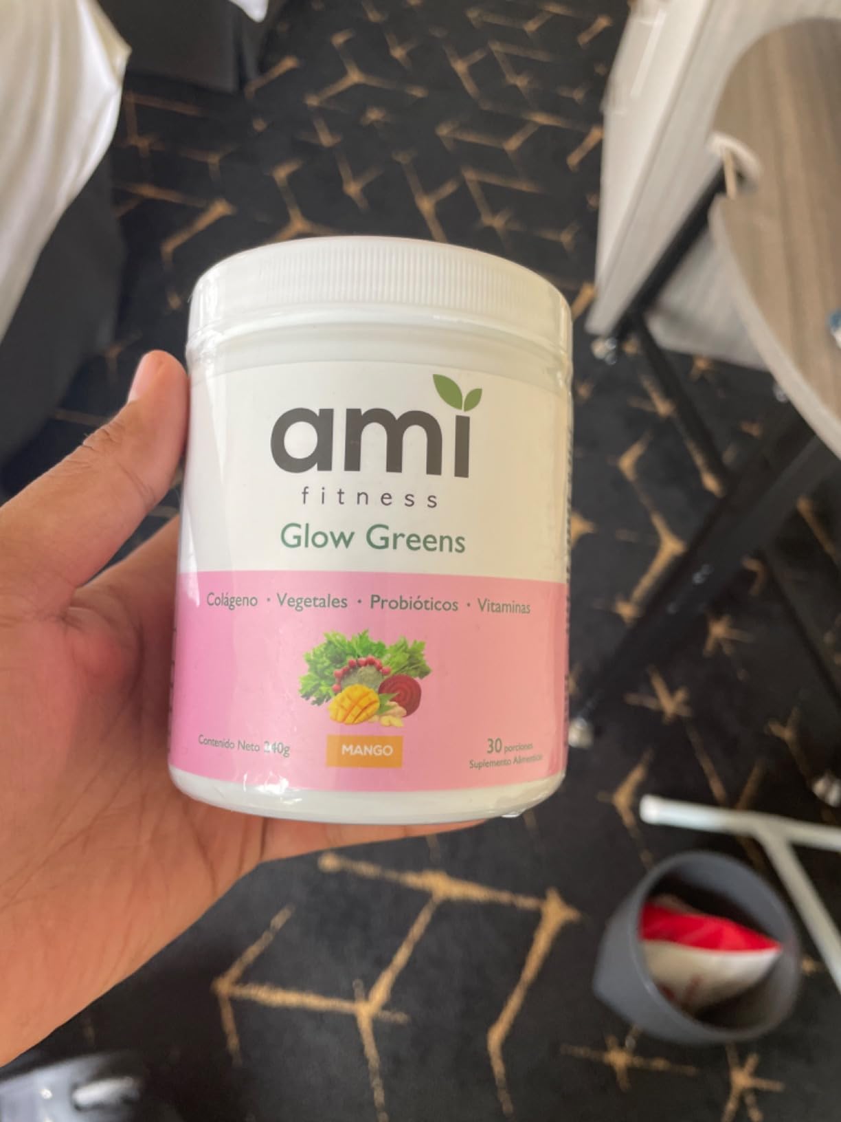 Ami Glow Greens frutos rojos en mano