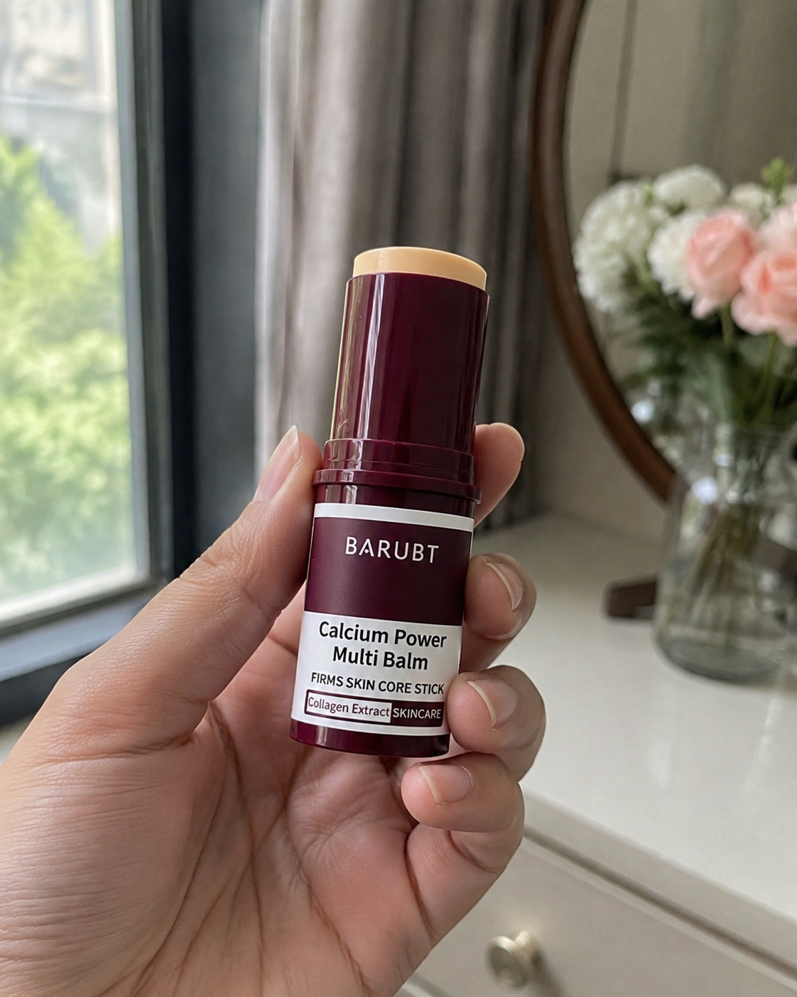 BARUBT Multi Balm sostenido con una mano