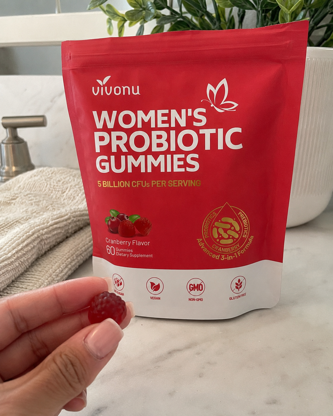 Mujer incorporando gomitas probióticas VivoNu a su rutina