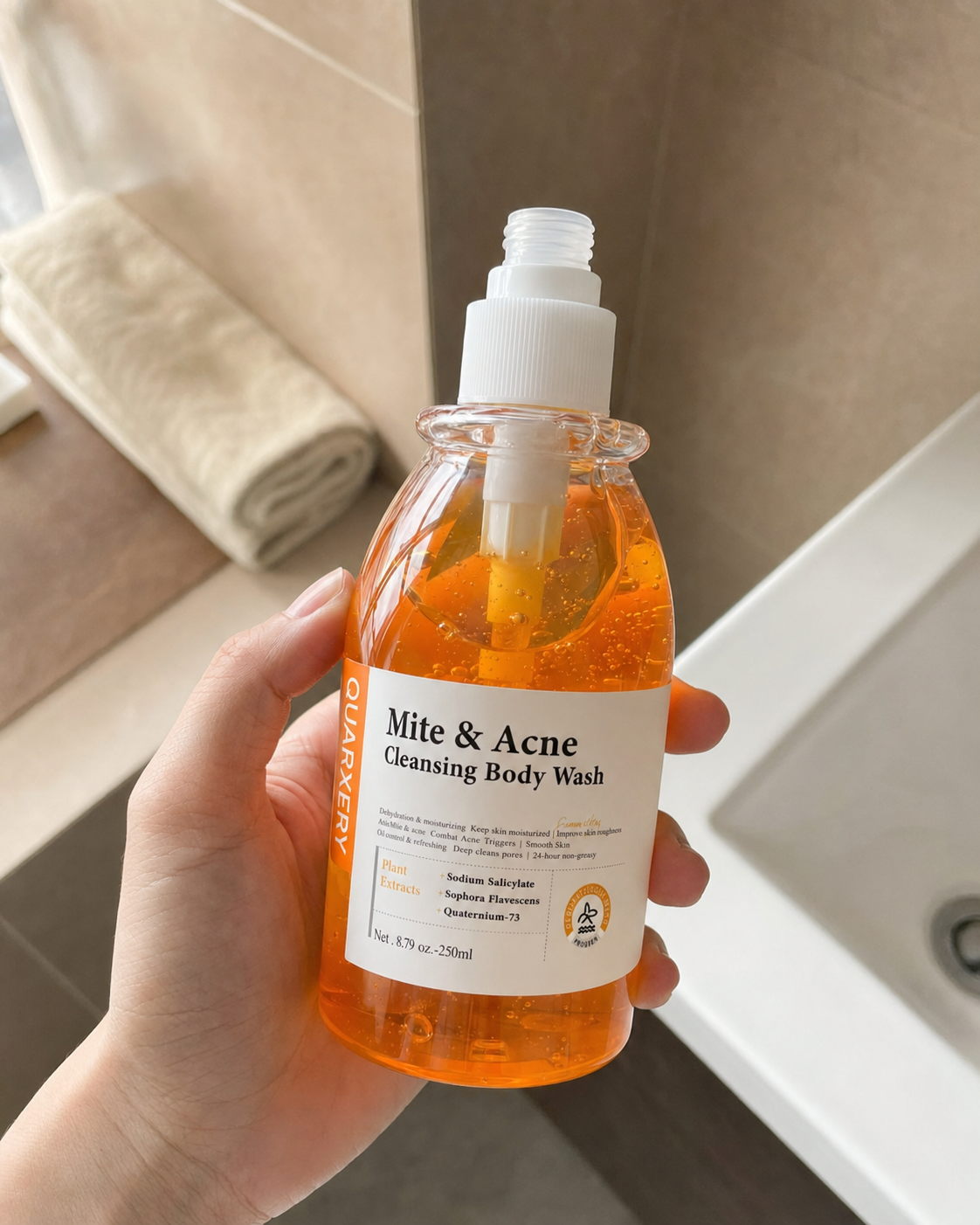 Gel corporal Quarxery sostenido en un baño