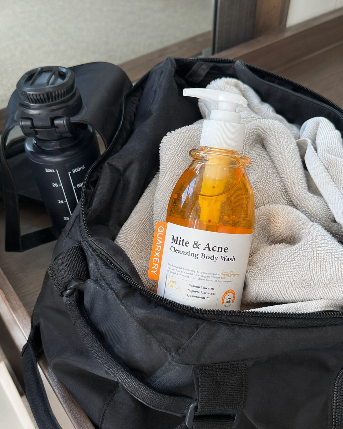 Gel corporal Quarxery dentro de una bolsa de gimnasio