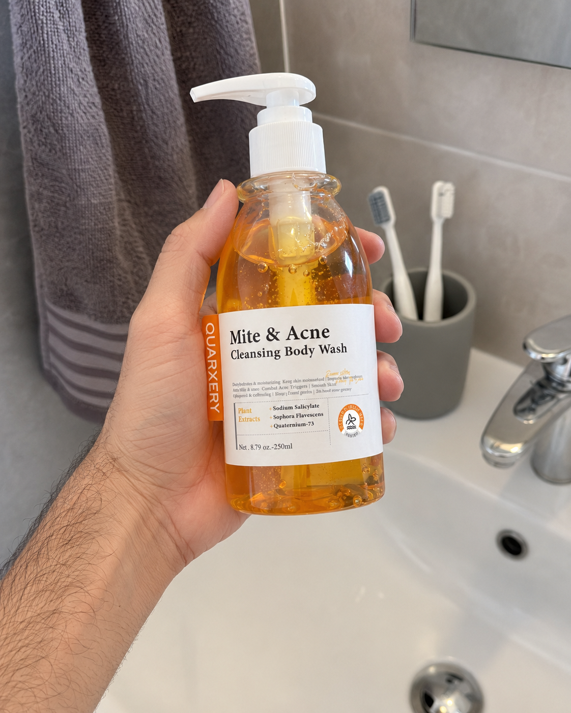 Gel corporal Quarxery sostenido por un hombre