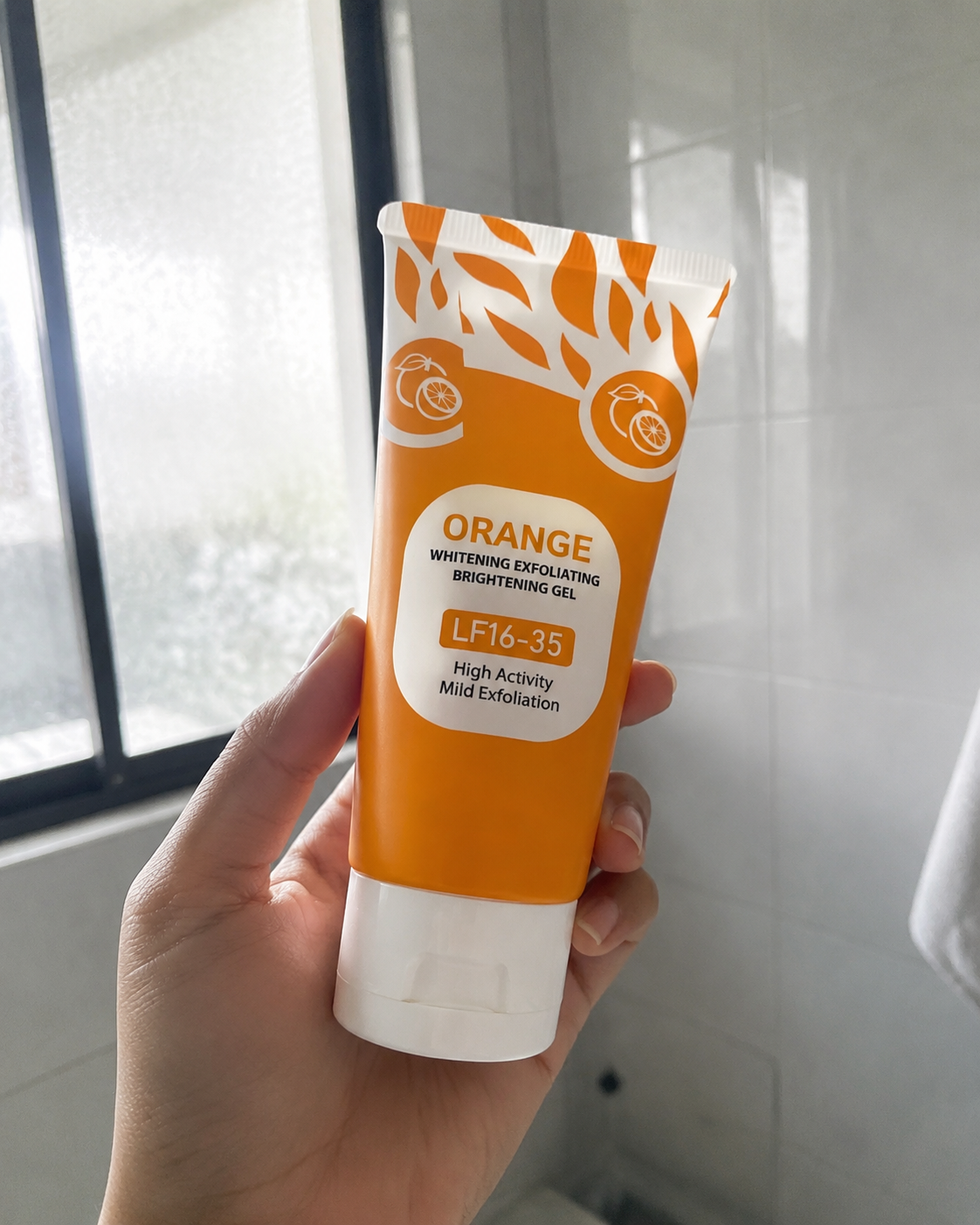 Orange Enzymes sostenido con una mano
