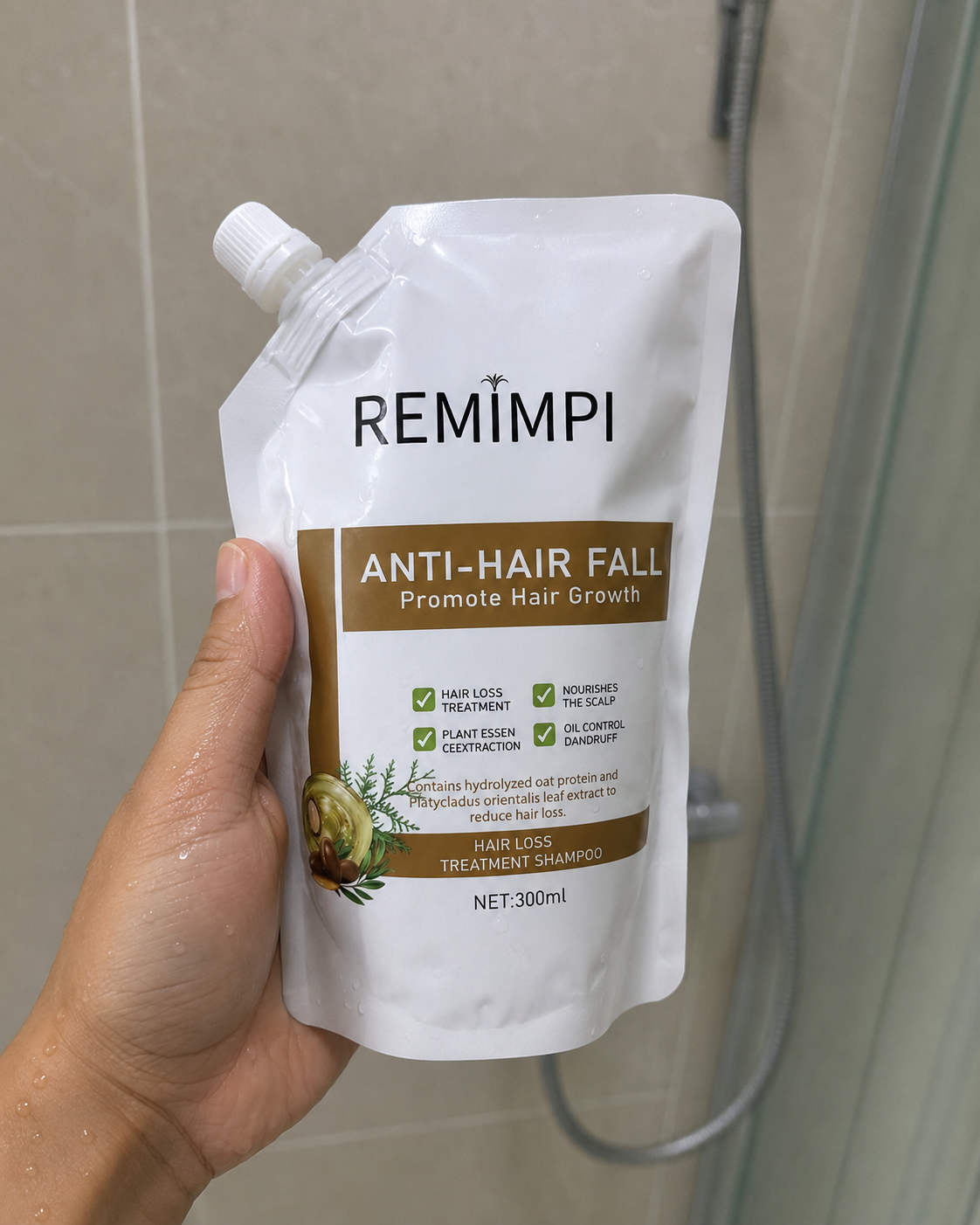 Shampoo REMIMPI sostenido con una mano