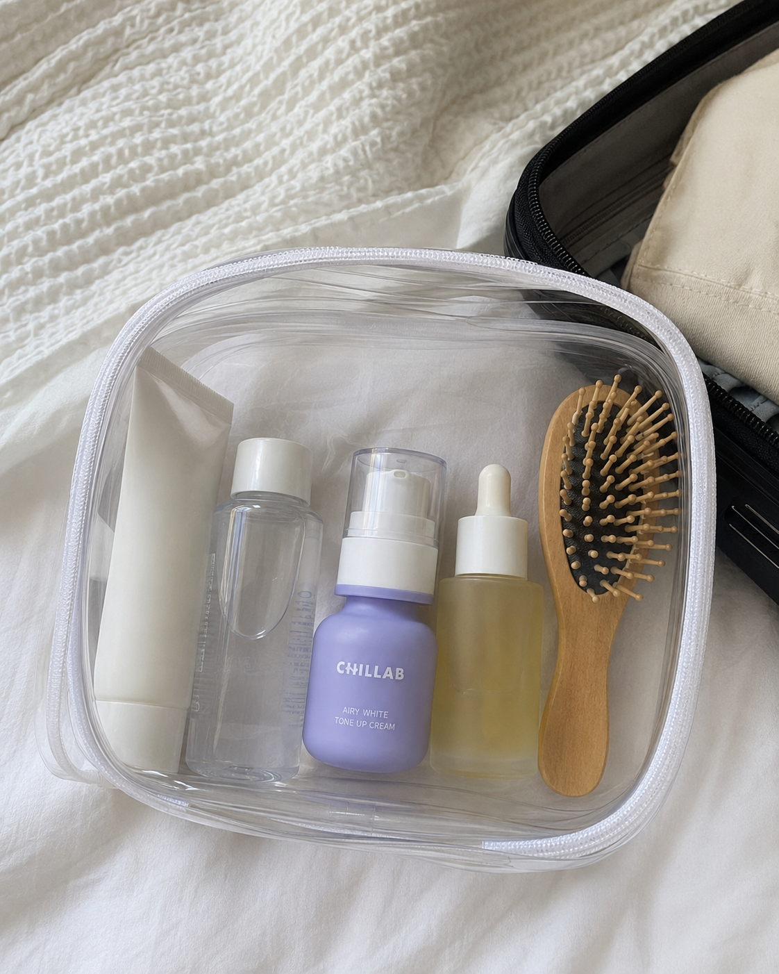 Crema Chillab dentro de una cosmetiquera de viaje