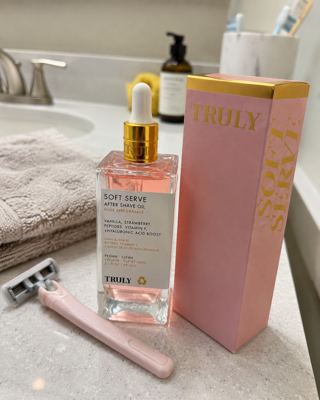 TRULY Soft Serve junto a un rastrillo en el baño